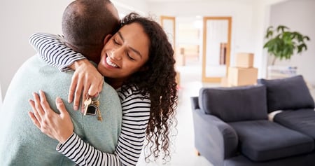new home owner thanking mortgage loan originator