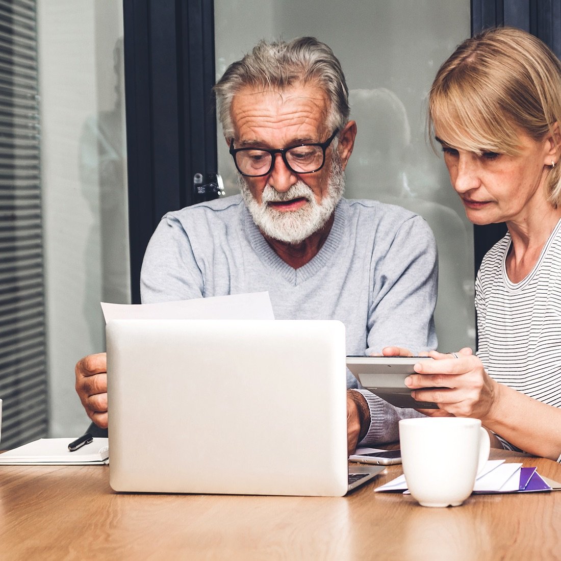 couple concerned laptop