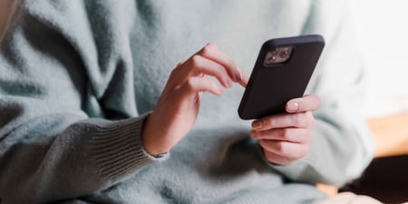 women using Zelle to safely send money 